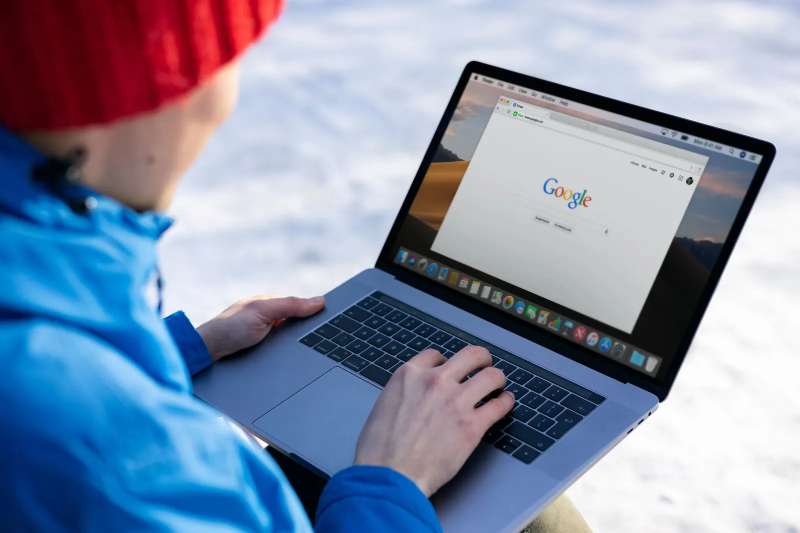 Hände am Laptop mit geöffneter Google-Suche