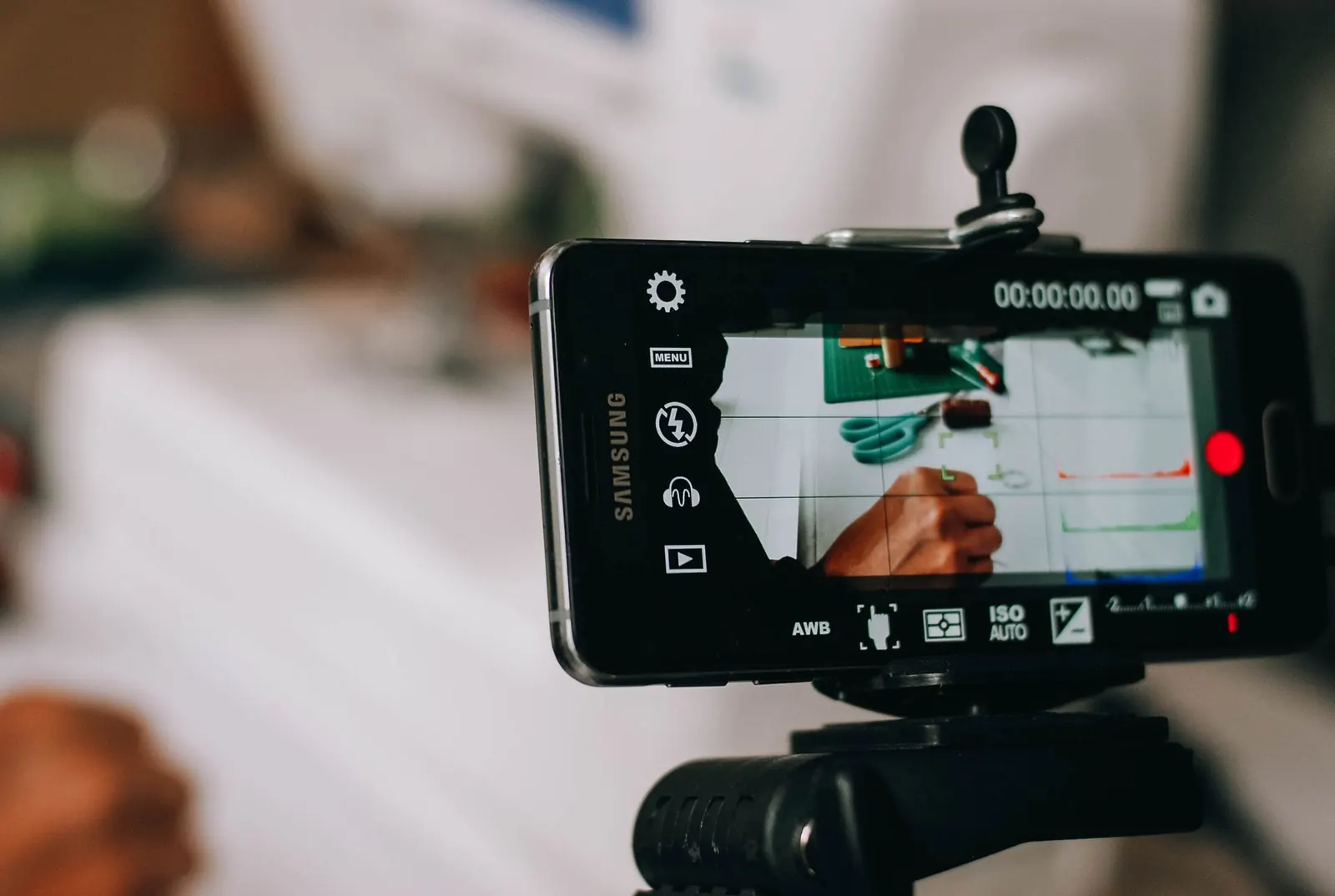 Smartphone auf einem Stativ nimmt ein Kurzvideo auf