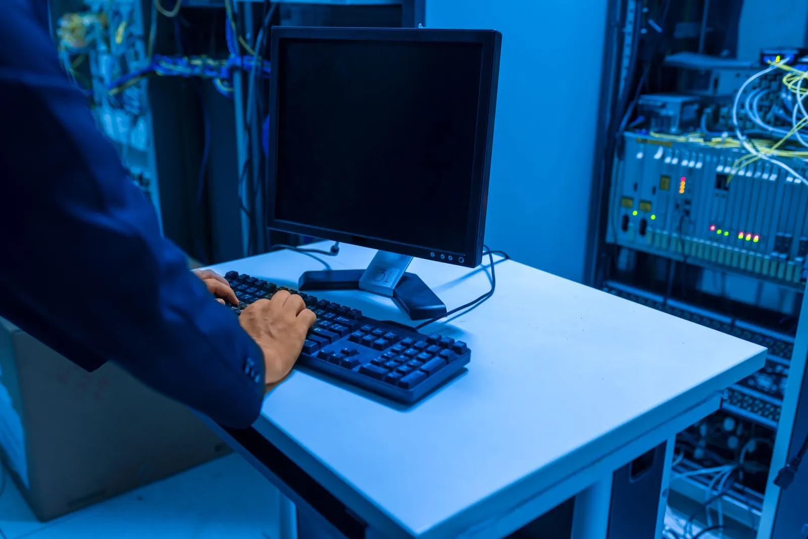 Arbeitsplatz mit Monitor und Tastatur in einem Serverraum
