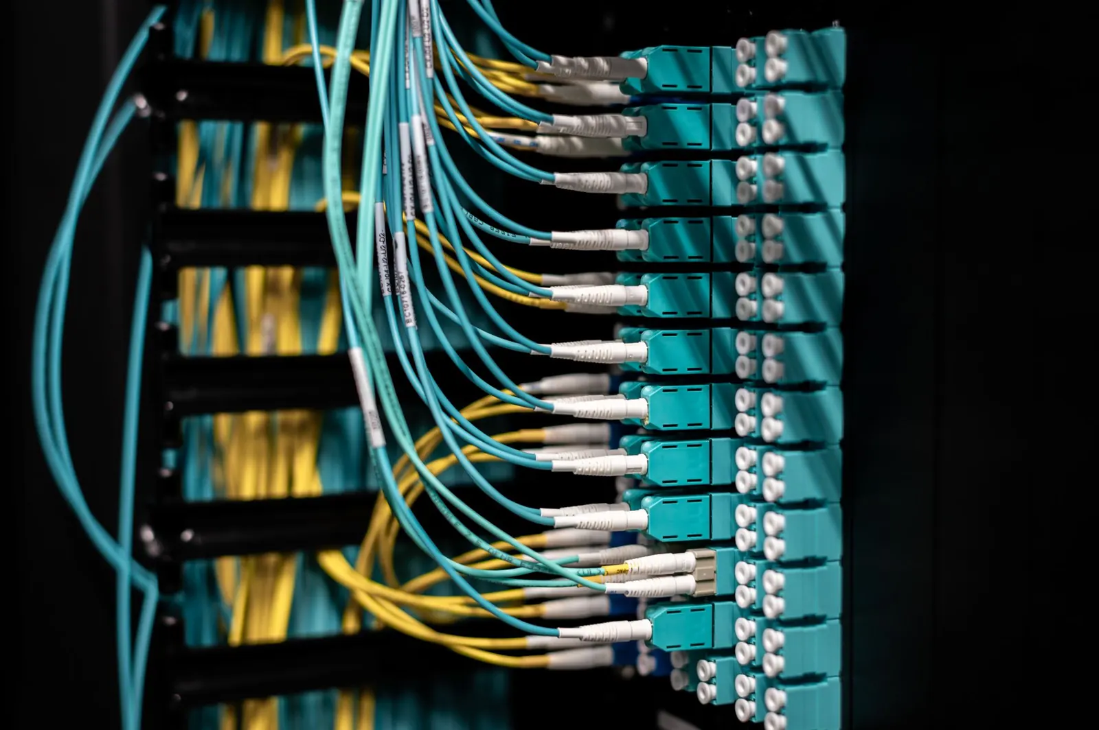 Netzwerk-Patchpanel mit Glasfaserkabeln in einem Serverraum