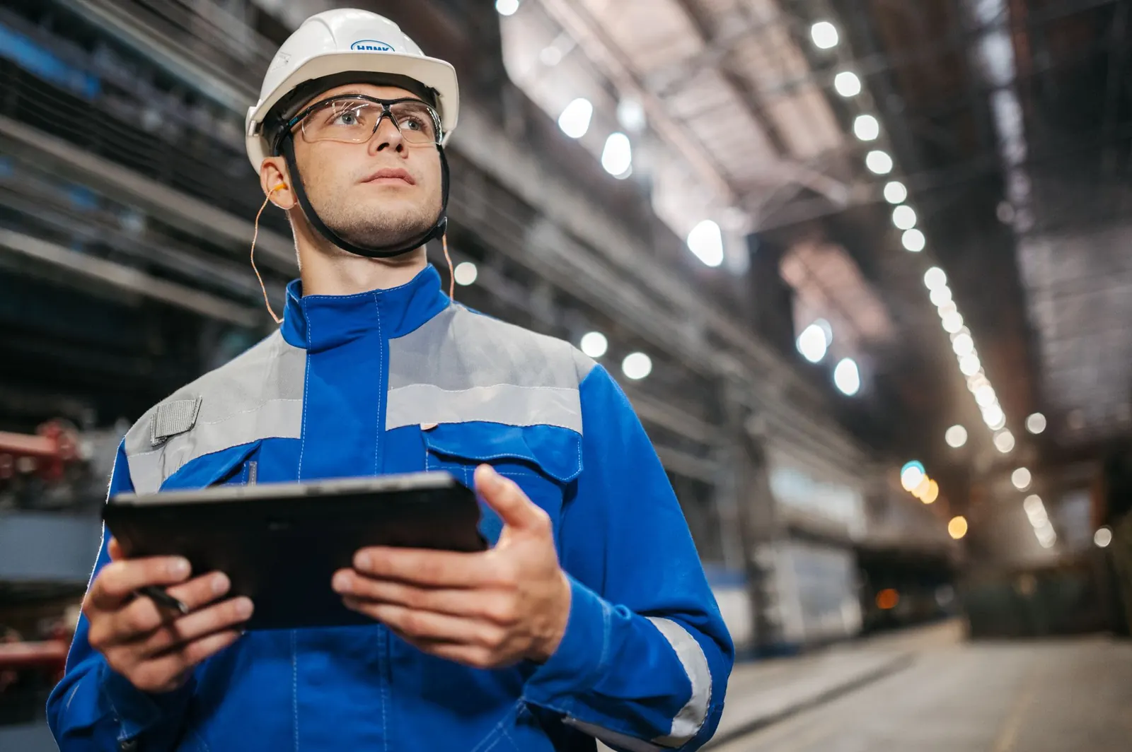 Mitarbeiter mit Tablet in einer Werkhalle